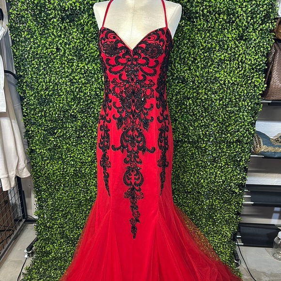 Dave & Johnny Dresses & Skirts - Elegant Red and Black Evening Gown Size 15 16